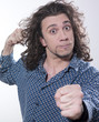 homme stress et rage coup de poing