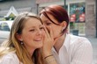 Foto: Zwei Freundinnen im Straßencafe ; Zwei Freundinnen im Straßencafe ;