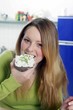 Foto: Frau und Quarkbrot Frau und Quarkbrot