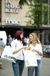 Foto: Zwei Freundinnen beim Shoppen Zwei Freundinnen beim Shoppen