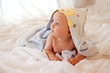 Baby mit Kapuzentuch