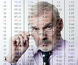businessman analysant des chiffres
