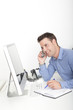 Junger Mann am Telefon im Büro, Business Junger Mann am Telefon im Büro, Business