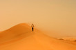 Desert Runner, Mann rennt auf Düne