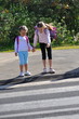 Fillettes traversant la rue.