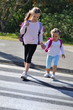 Ecolières traversant la route.