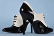 High Heels - schwarz weisse Stöckelschuhe auf blauem Hintergrund High Heels - schwarz weisse Stöckelschuhe auf blauem Hintergrund