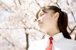桜の下で微笑む女子高生