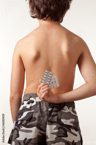 Photo: Kind mit Tabletten Kind mit Tabletten