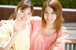 記念写真を撮る2人の女性