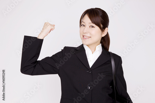 ガッツポーズをする女性