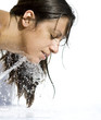 donna con spruzzo di acqua sul viso