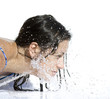 spruzzi di acqua sul viso