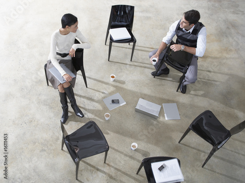 Foto: Two businesspeople indoors with laptop and folders Two businesspeople indoors with laptop and folders