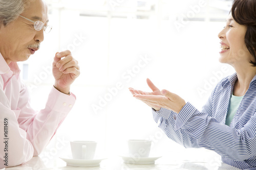 談笑している夫婦