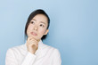 悩んでいる女性