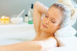 Foto: Beautiful young woman bathing in a tub Beautiful young woman bathing in a tub
