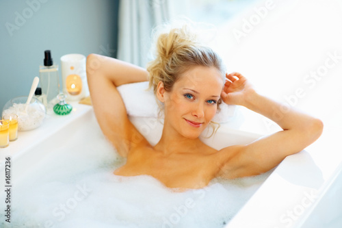 Foto: Lovely woman enjoying a bath Lovely woman enjoying a bath