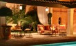 lounge près de la piscine la nuit