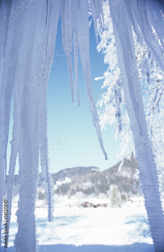 Foto: Icicles in mountains, close-up Icicles in mountains, close-up