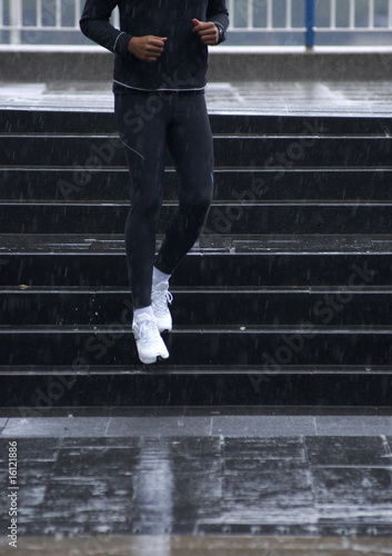 Foto: Man coming down steps in the rain Man coming down steps in the rain