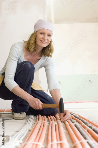 Photo: Frau jung mit Hammer, lächeln, Porträt Frau jung mit Hammer, lächeln, Porträt