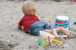 enfant à la plage avec ses seaux enfant à la plage avec ses seaux