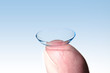 Kontaktlinse auf Finger