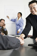 Foto: View of businessmen shaking hands in an office.. View of businessmen shaking hands in an office..