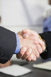 Foto: View of businessmen shaking hands in an office. View of businessmen shaking hands in an office.