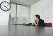 Foto: Businessman looking at a clock Businessman looking at a clock