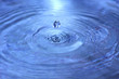 Bulle d'eau brillante isolée