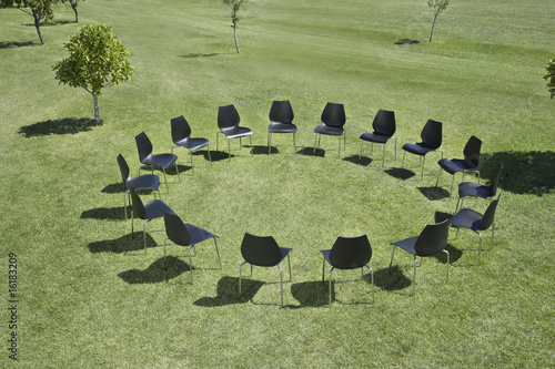 Foto: Office chairs in a circle in field Office chairs in a circle in field