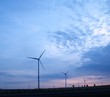 Windkraftanlage beim Sonnenaufgang