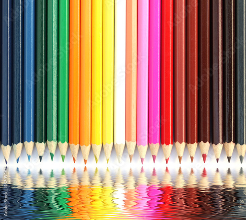 crayons de couleurs et reflets