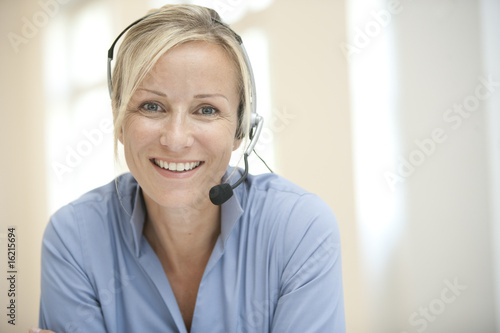 Foto: frau mit headset frau mit headset
