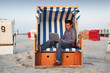 Geschäftsmann bei der Arbeit am Strand mit Laptop