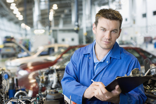 Foto: Technician working in auto shop Technician working in auto shop