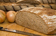 Brotlaib mit Messer und Zwiebeln