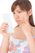 吹き出物に悩む女性