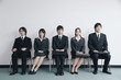 面接を待つスーツ姿の若い男女5人