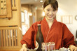 ビールとグラスを運ぶ女性店員
