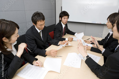 Photo: 打合せをする男女5人 打合せをする男女5人