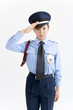 敬礼する女性警備員