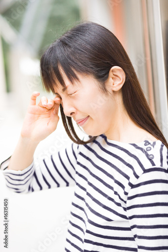 Photo: 目をこする女性 目をこする女性