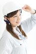 ヘルメットをかぶった若い女性