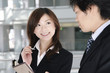 手帳を見ながら会話をする男性と女性