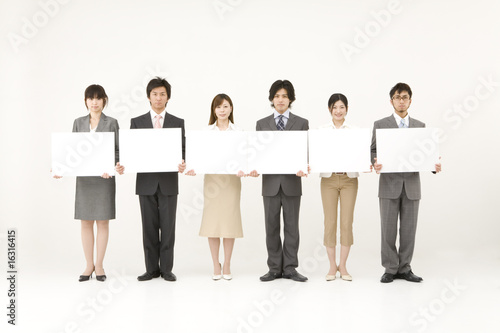 Photo: メッセージボードを持つ若者 メッセージボードを持つ若者