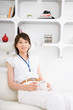 コーヒーを手に休憩する若い女性