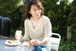 オープンカフェで本を読む女性